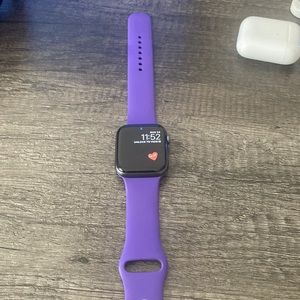 apple watch series 4 wifi only 44 mm wristband comes with charger
